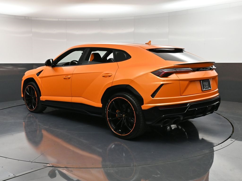 2022 Lamborghini Urus photo 2