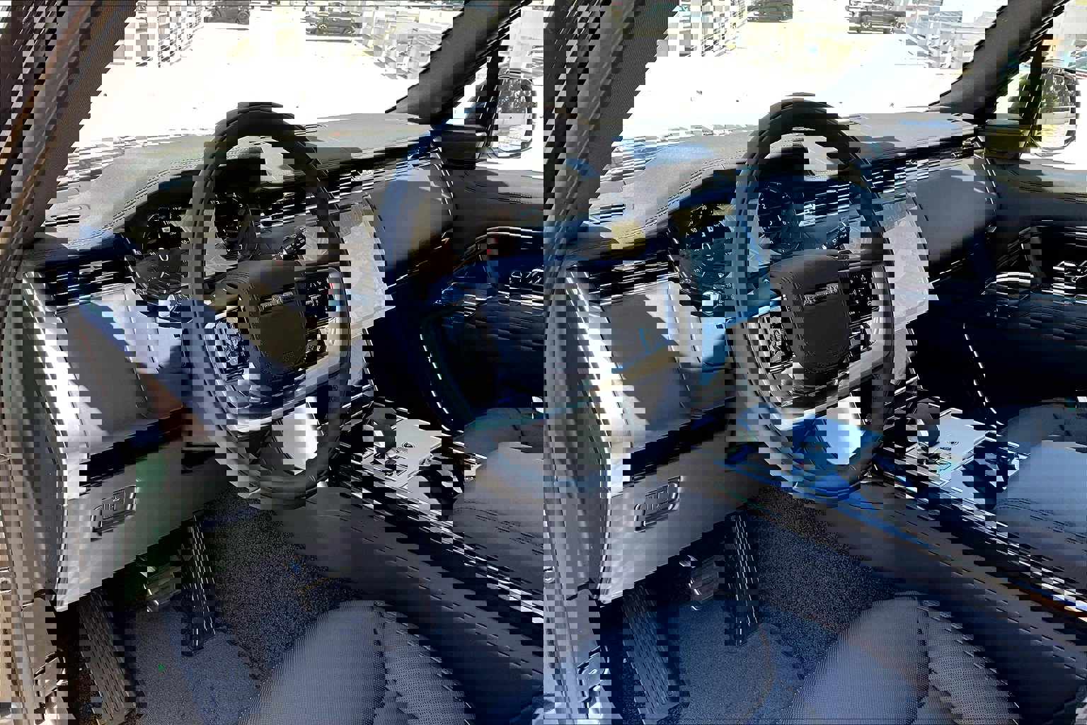 2025 Land Rover Range Rover SE photo 5