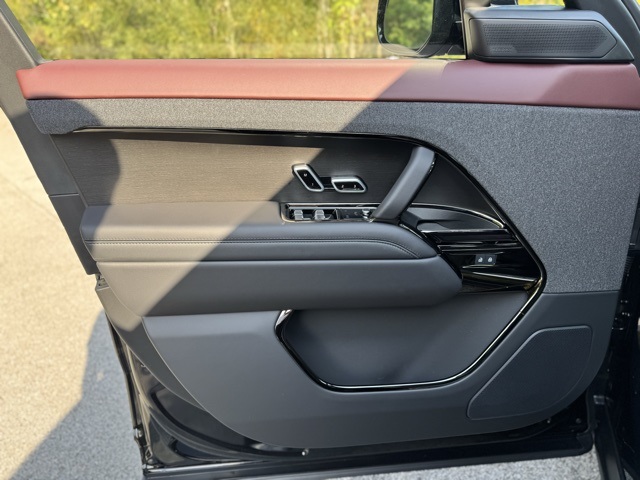 2025 Land Rover Range Rover Sport SE photo 9