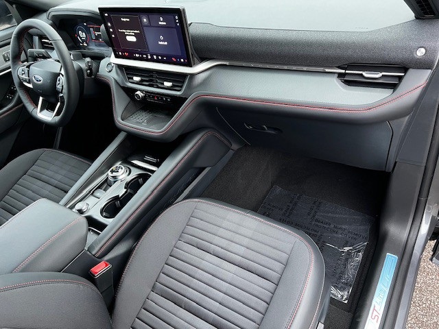 2025 Ford Explorer ST-Line photo 18