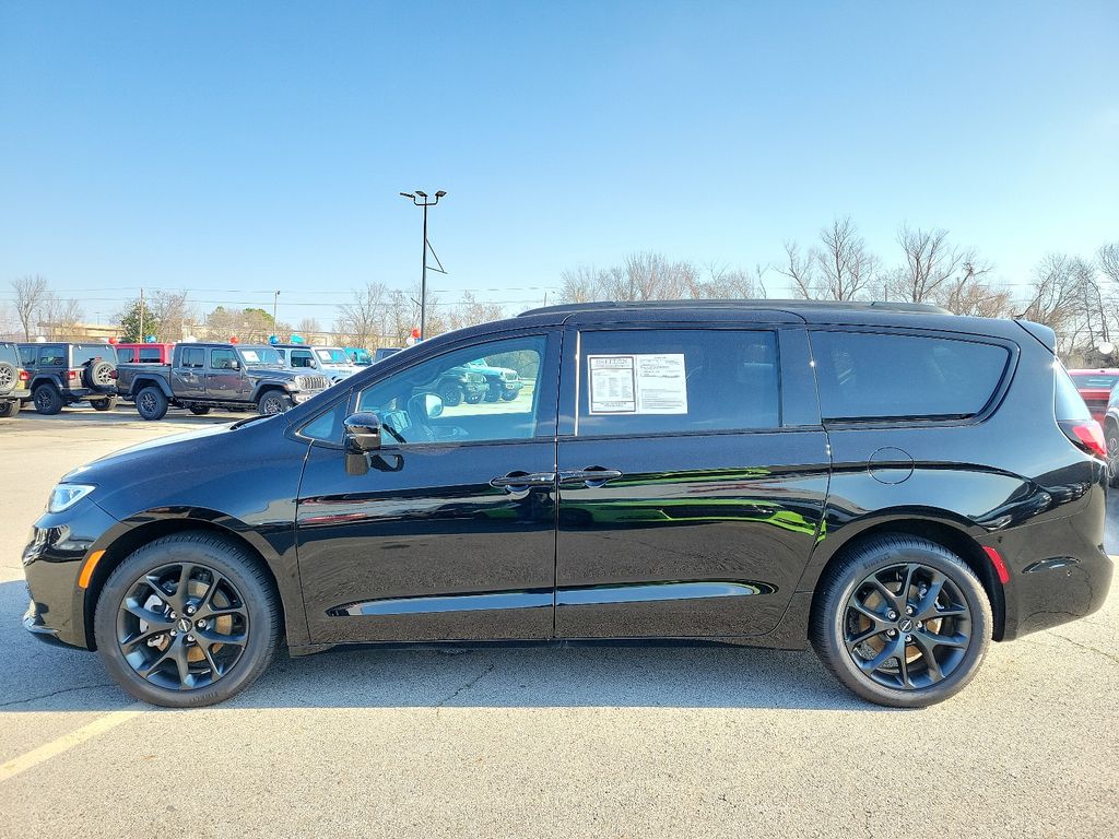 2024 Chrysler Pacifica Touring L photo 3