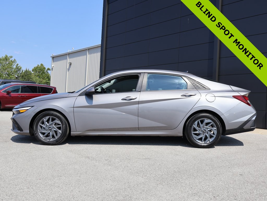 2024 Hyundai Elantra SEL photo 2