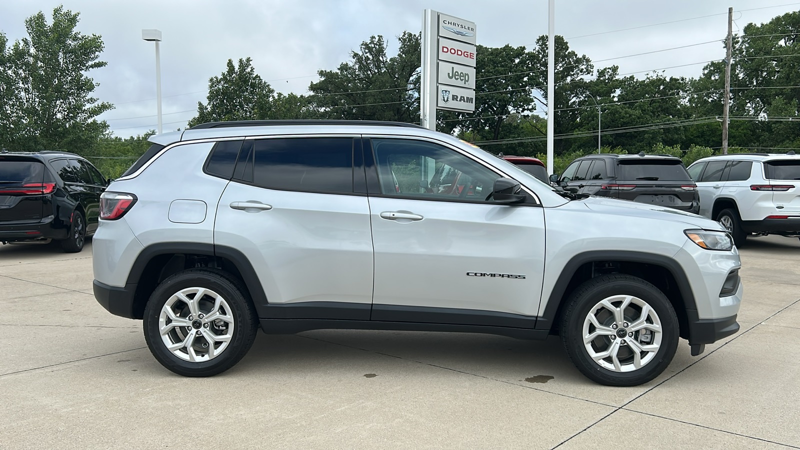 2025 Jeep Compass Latitude photo 2