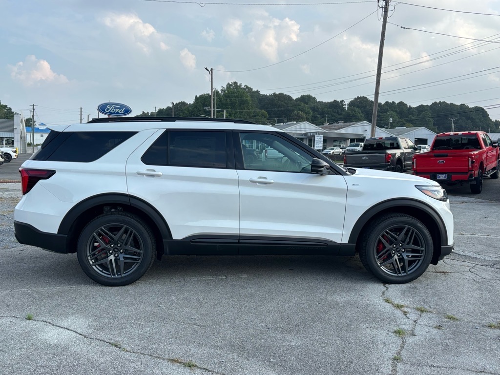 2025 Ford Explorer ST-Line photo 2