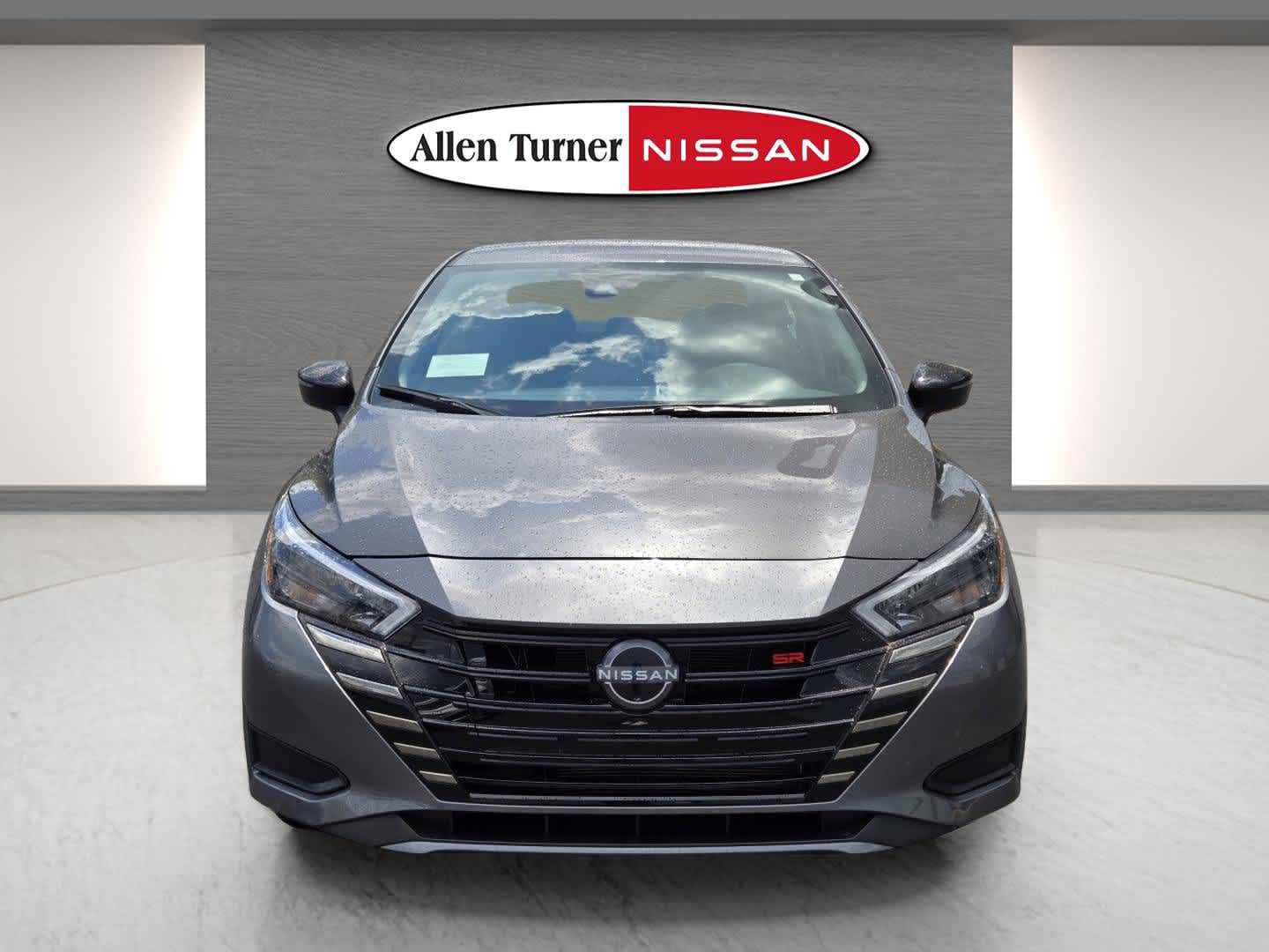 2025 Nissan Versa SR photo 4