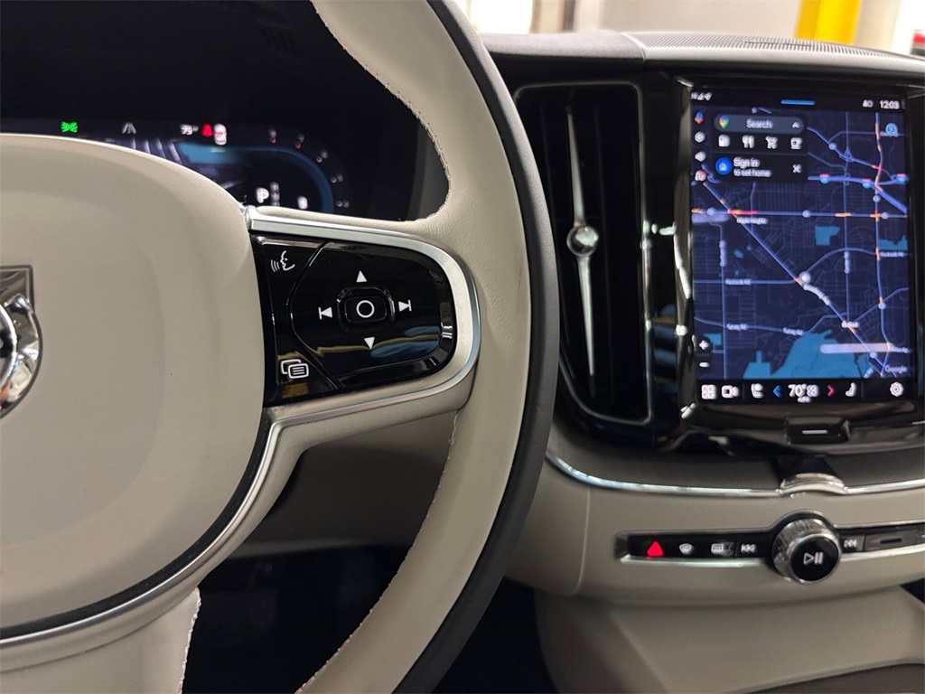 2023 Volvo XC60 B5 Plus photo 26