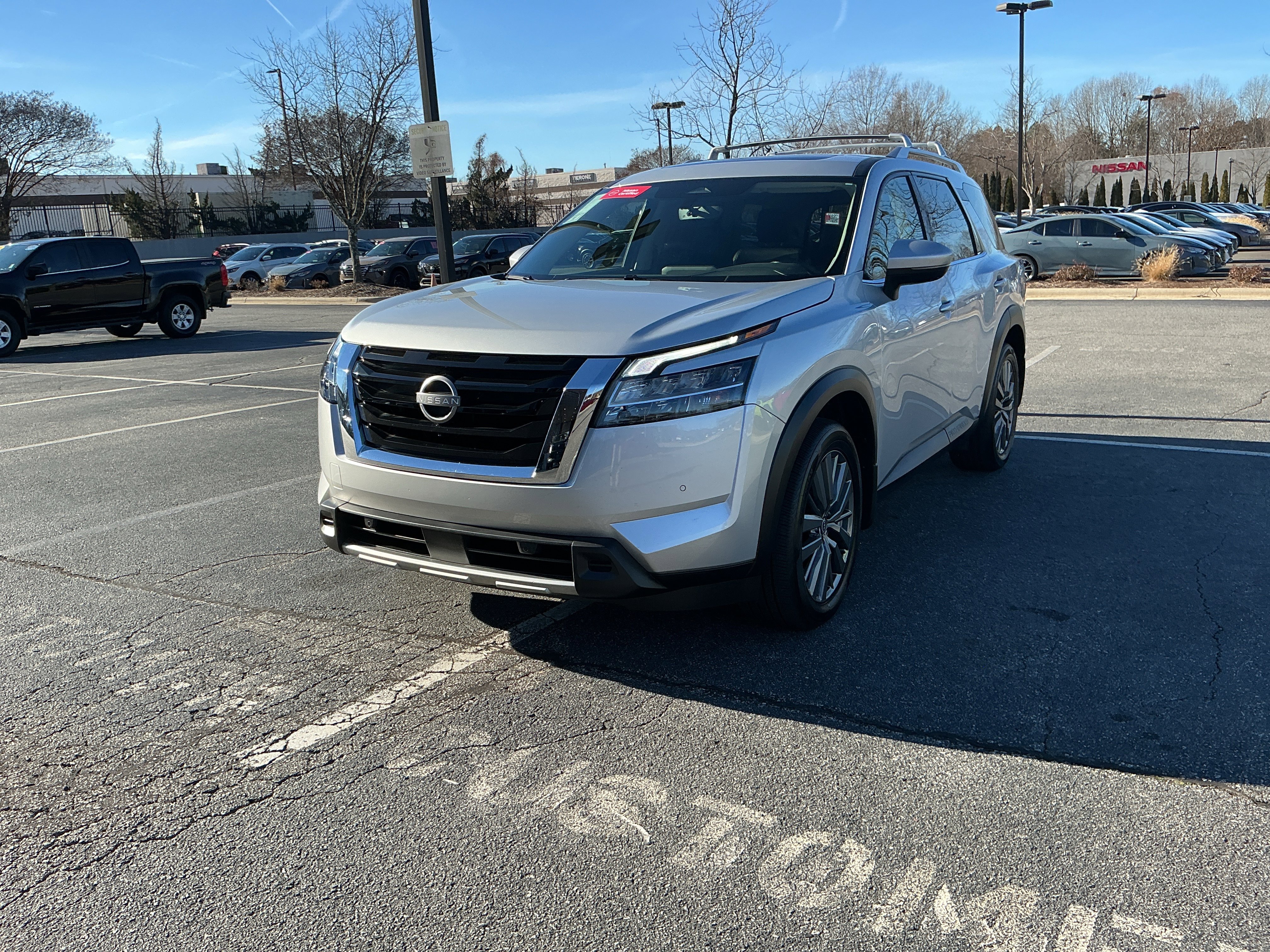 2024 Nissan Pathfinder SL's photo