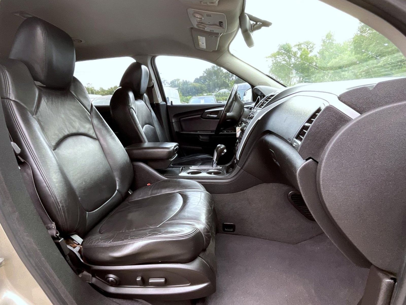 2011 Chevrolet Traverse 2LT photo 14