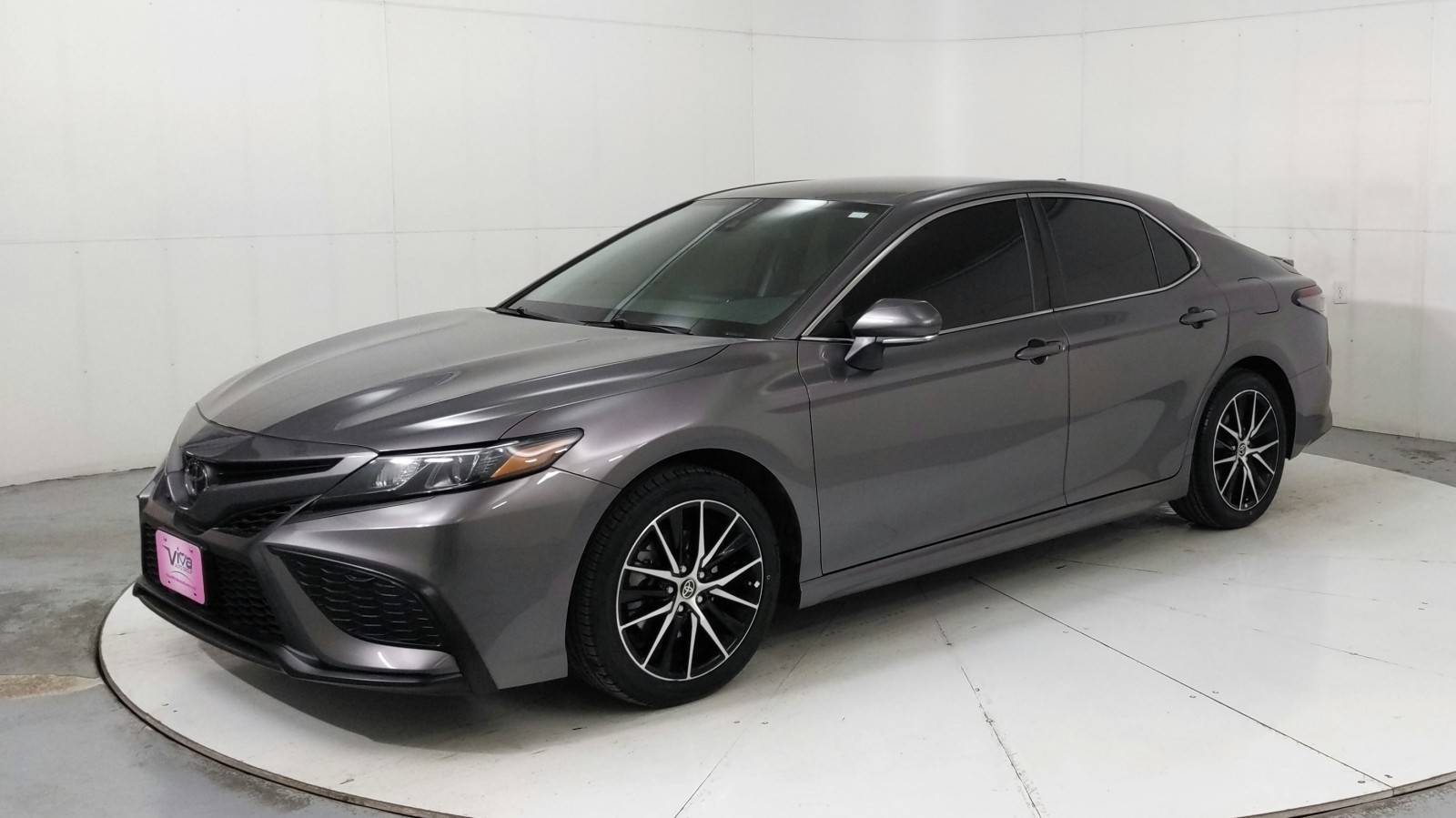 Used 2022  Toyota SE image 1