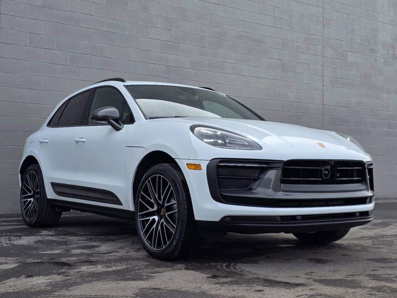 2025 Porsche Macan T photo 3