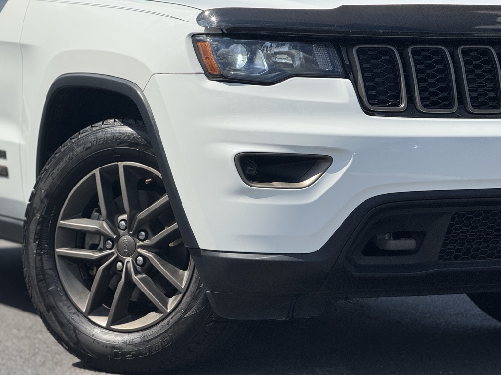 2017 Jeep Grand Cherokee Anniversary Edition photo 2
