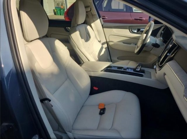 2023 Volvo XC60 B5 Plus photo 4