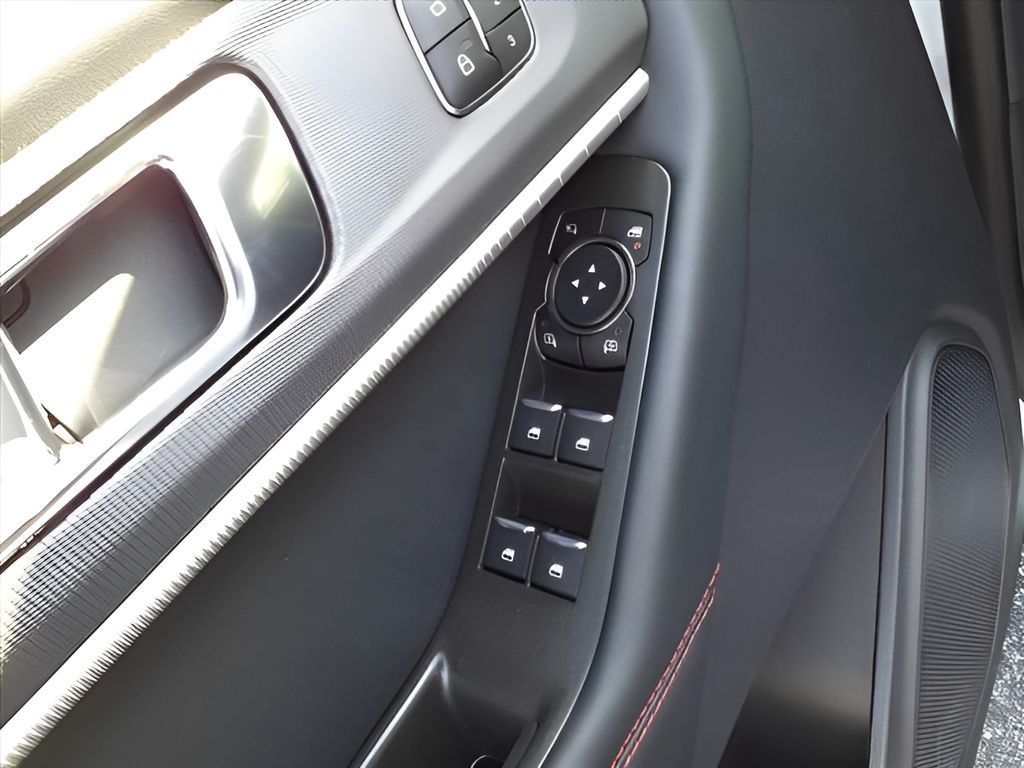 2025 Ford Explorer ST-Line photo 16