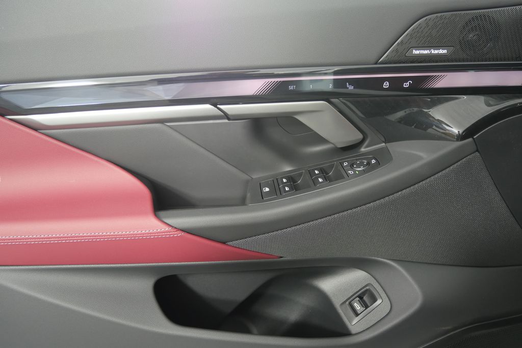 New 2025 Mineral White Metallic BMW eDrive40 image 8