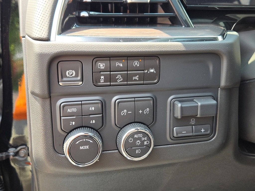 2025 Chevrolet Suburban Premier photo 29