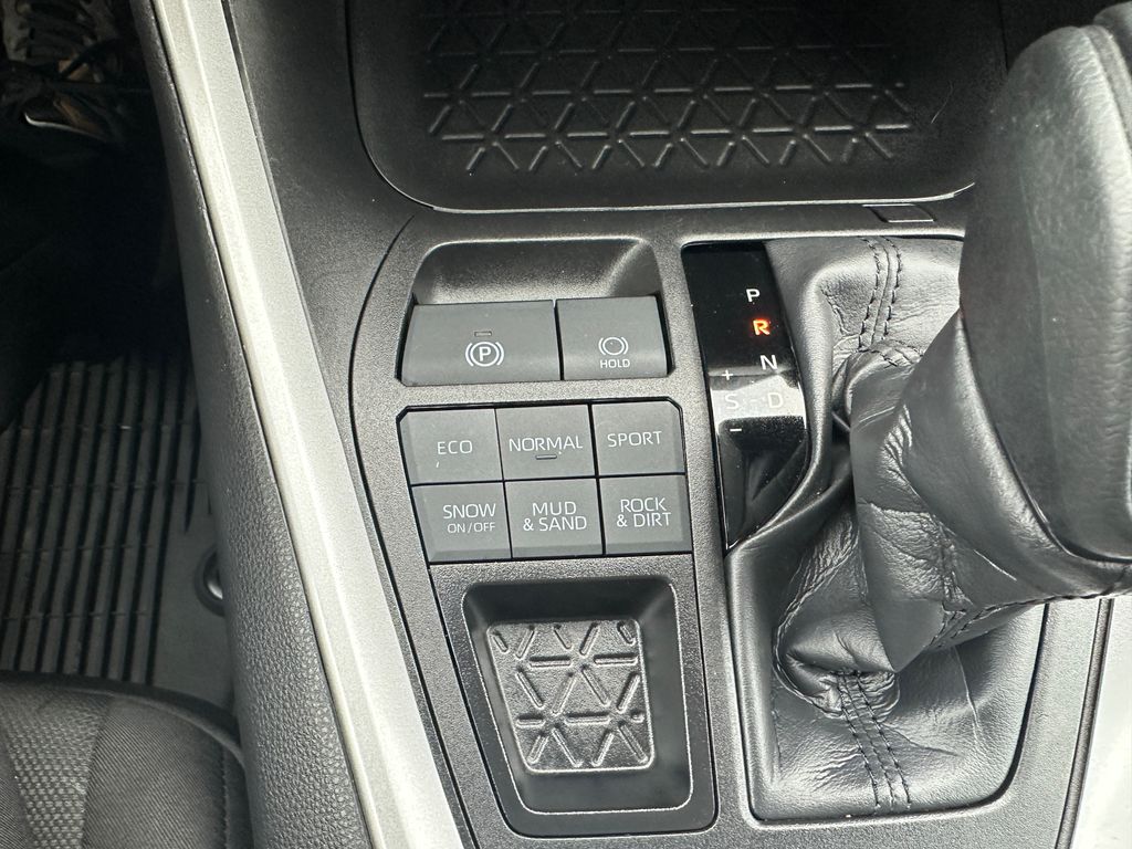2024 Toyota RAV4 XLE photo 17