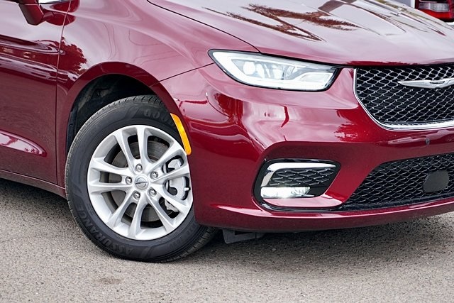 2021 Chrysler Pacifica Touring photo 3