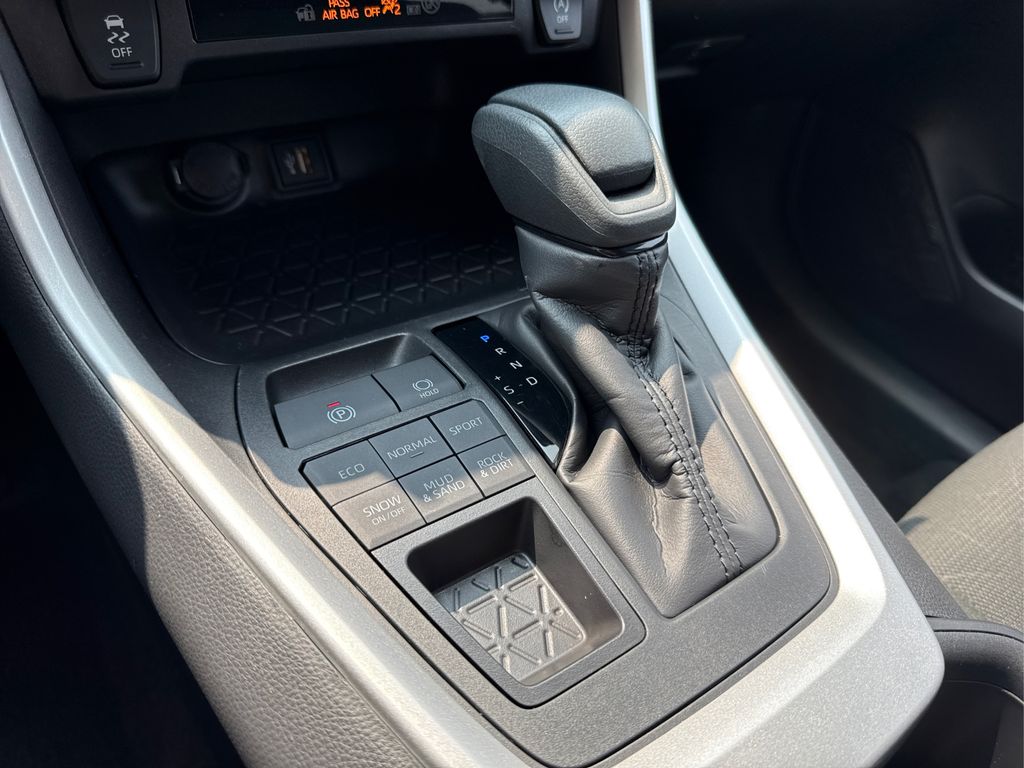 2025 Toyota RAV4 XLE photo 32