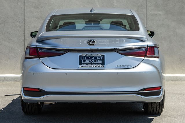 2025 Lexus ES 300h photo 4