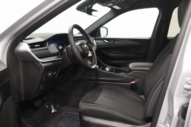 2025 Jeep Grand Cherokee Laredo photo 10