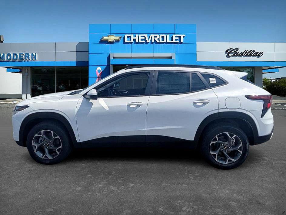 2025 Chevrolet Trax LT photo 8