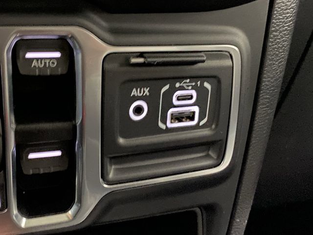 2018 Jeep Wrangler Unlimited Sahara photo 21