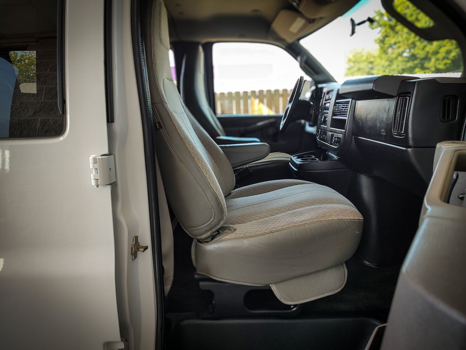 2017 Chevrolet Express 3500 LT photo 4