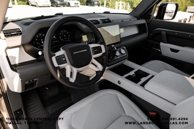 2025 Land Rover Defender 110 S photo 2