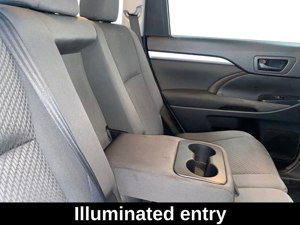 2018 Toyota Highlander LE photo 9