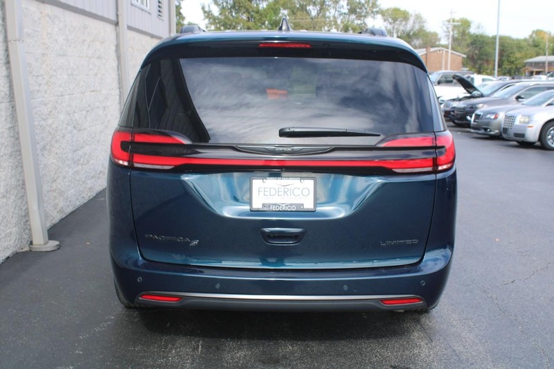 2025 Chrysler Pacifica Limited photo 3