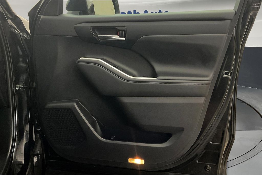 2022 Toyota Highlander XLE photo 22