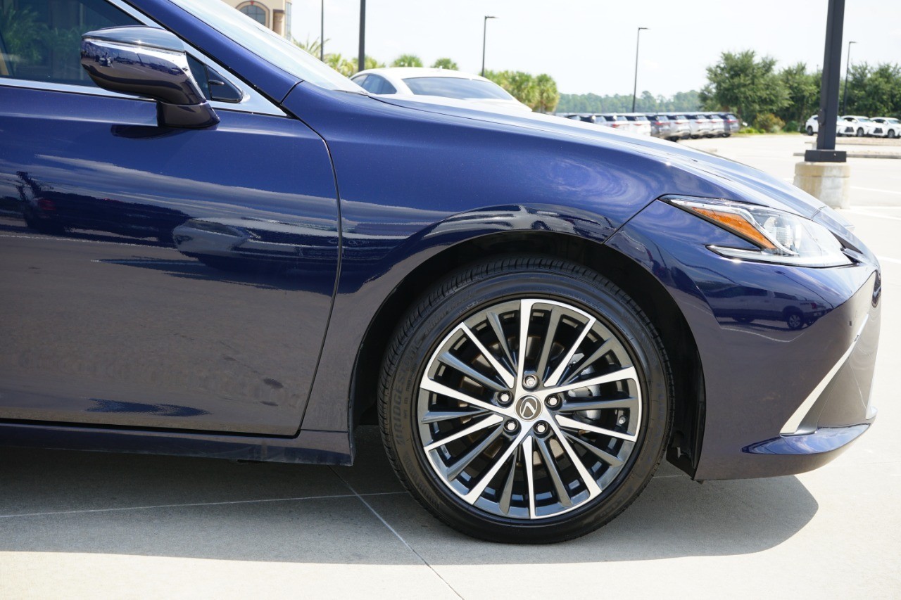 2025 Lexus ES 350 photo 9