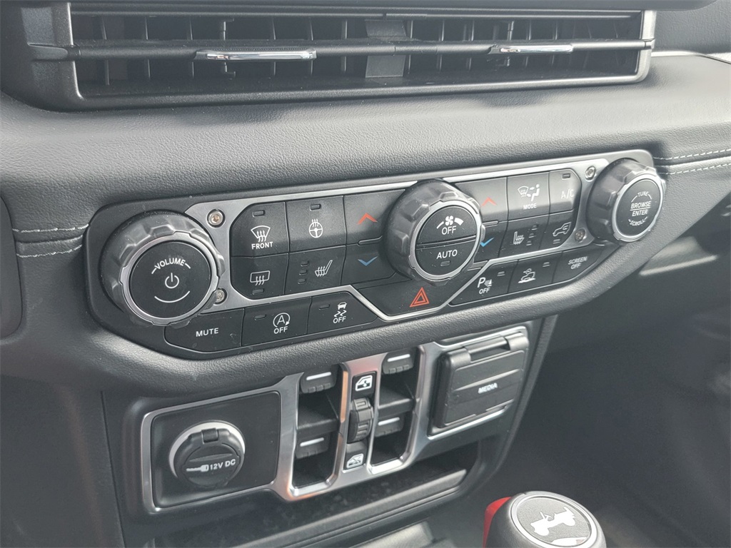 2024 Jeep Wrangler Sahara photo 17