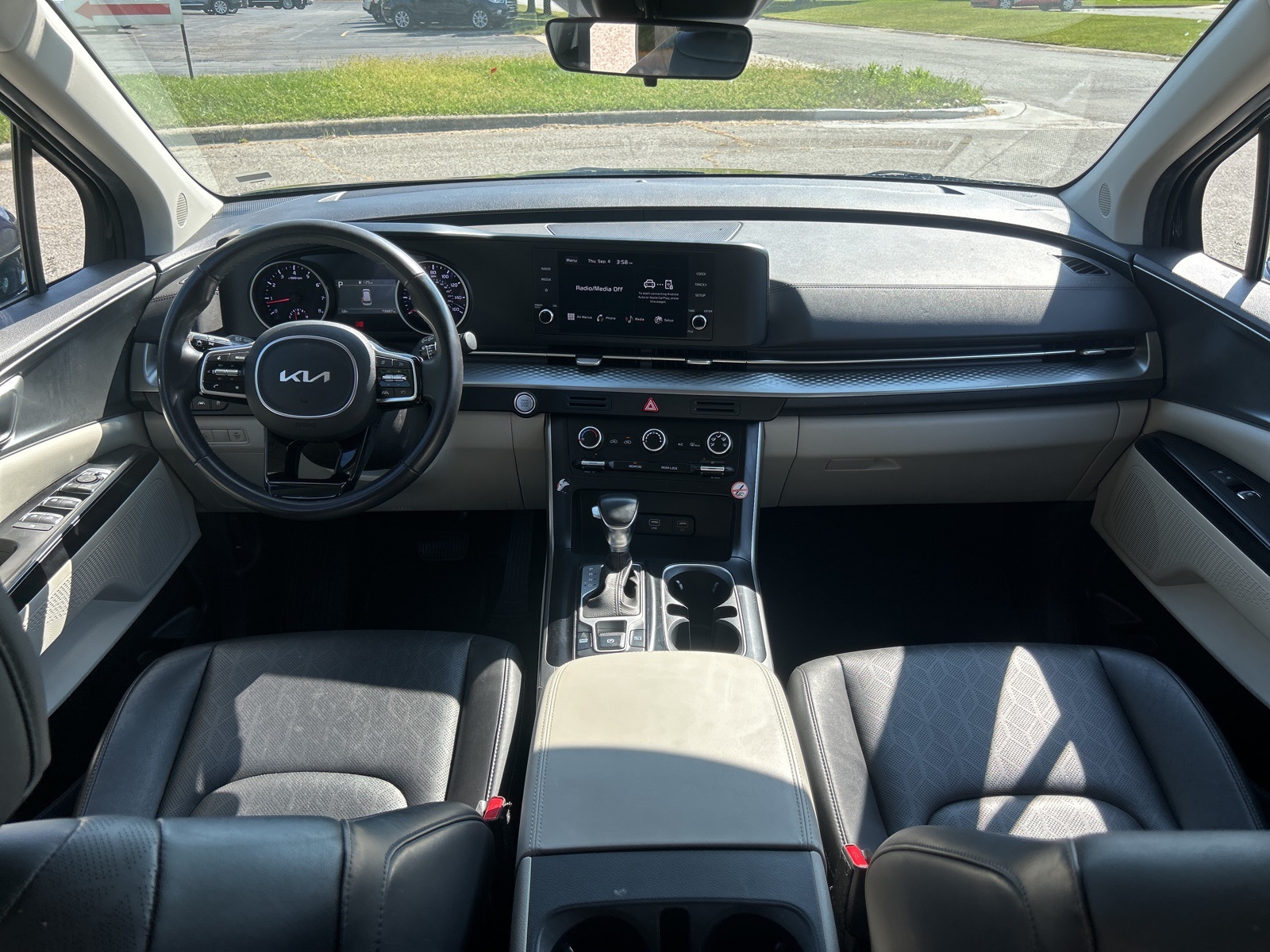 2024 Kia Carnival LX photo 30