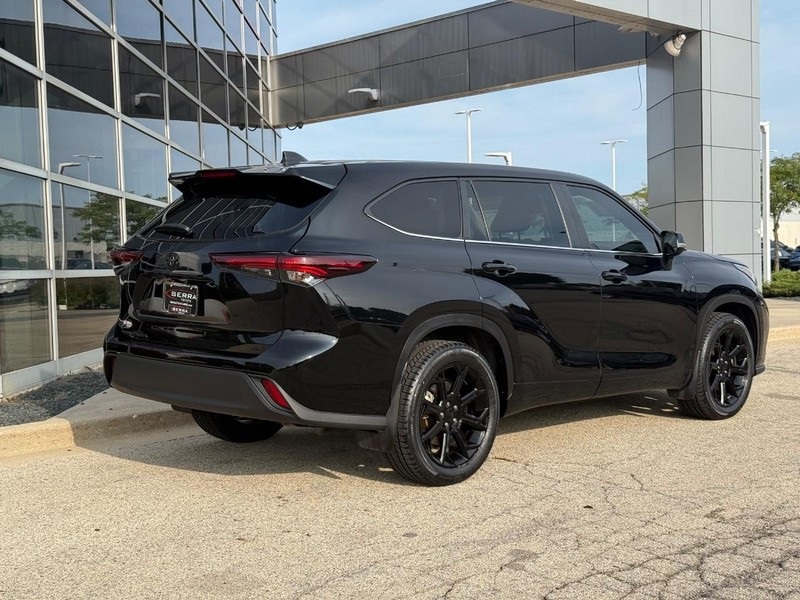 2024 Toyota Highlander LE photo 3