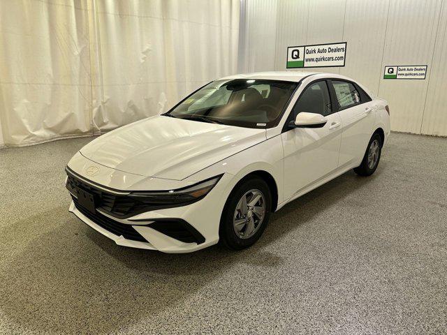 2025 Hyundai Elantra SE photo 3
