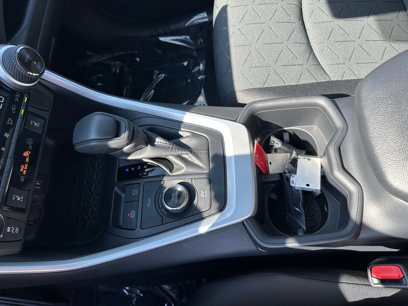 2025 Toyota RAV4 Hybrid XLE photo 17