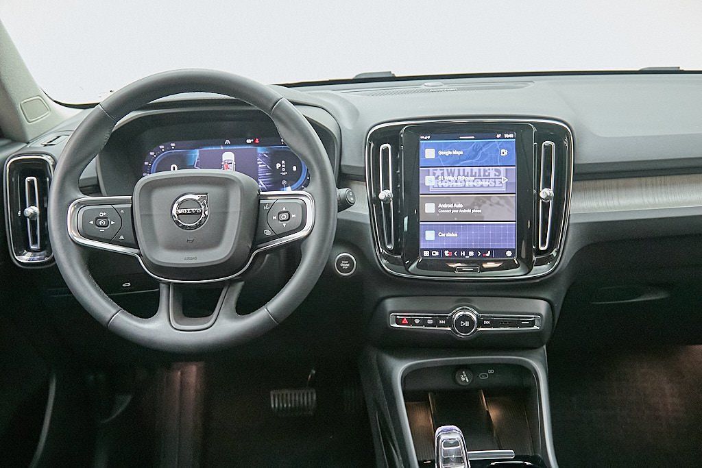 2023 VOLVO XC40 - Image 24