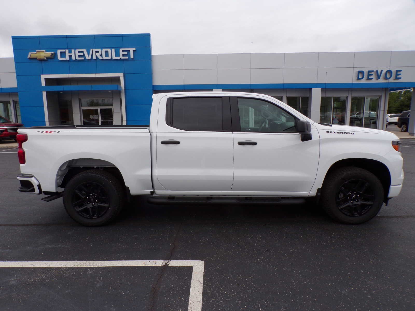 2024 Chevrolet Silverado 1500 Custom photo 2