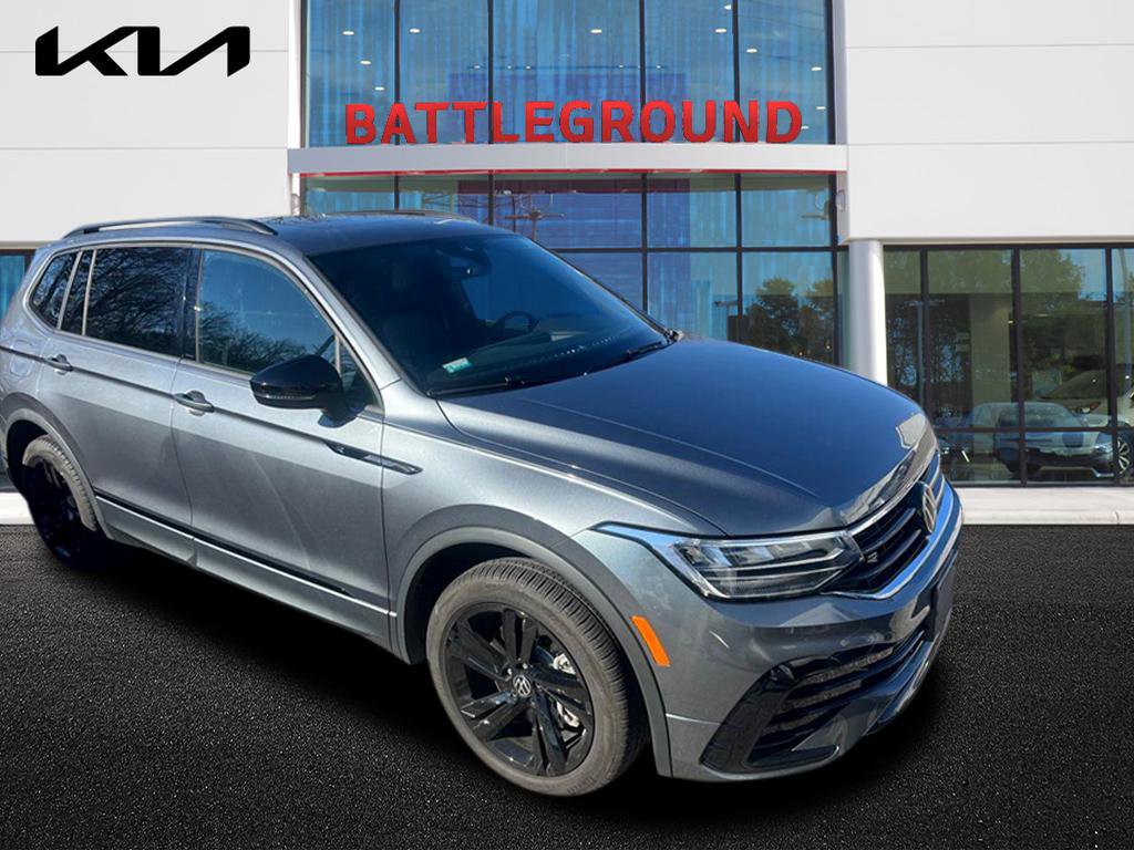 2024 Volkswagen Tiguan SE R-Line Black's photo