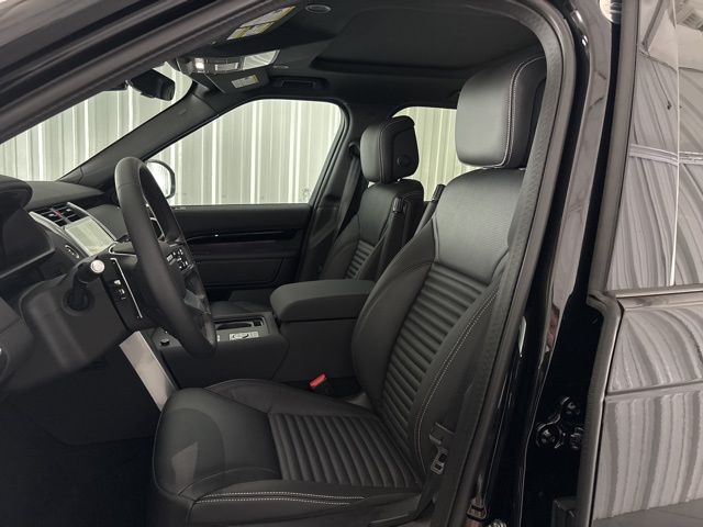 2025 Land Rover Discovery S photo 12