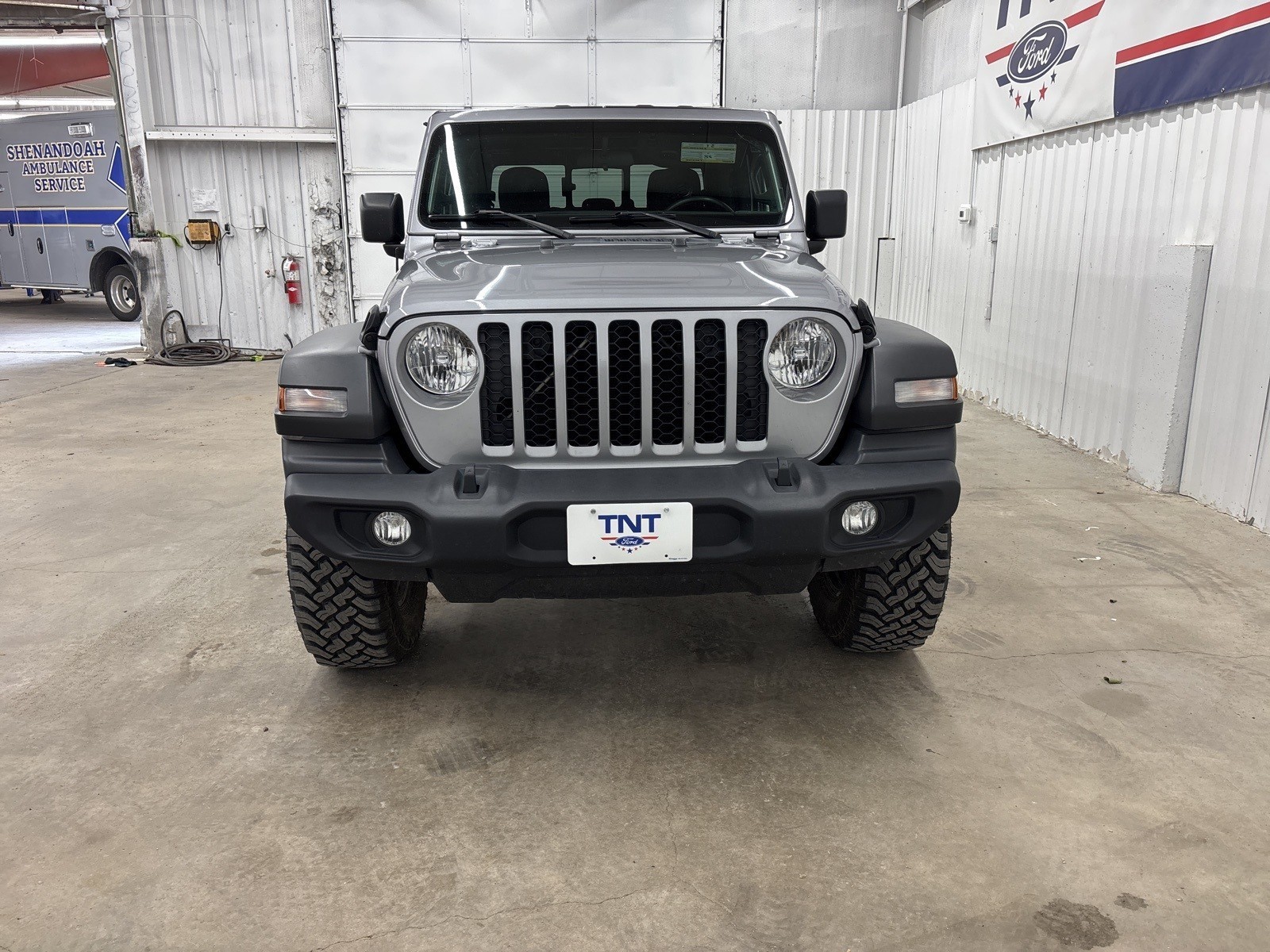2020 Jeep Gladiator Sport photo 3