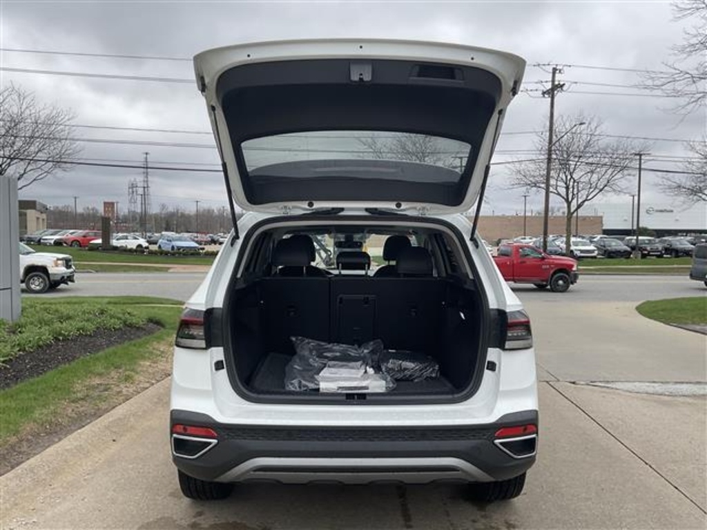 2025 Volkswagen Taos SEL photo 3