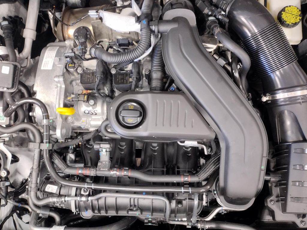 2025 Volkswagen Taos SE photo 2