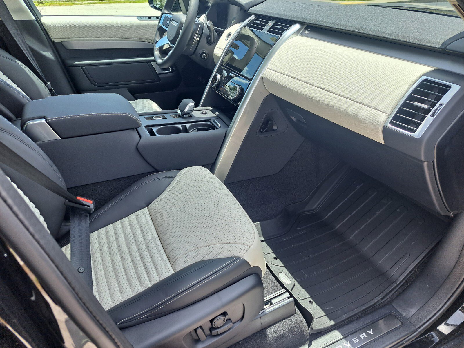 2025 Land Rover Discovery SE photo 2