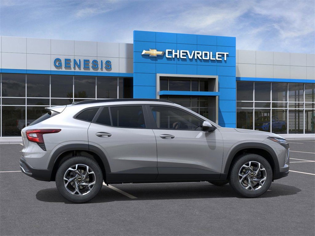 2025 Chevrolet Trax LT photo 2