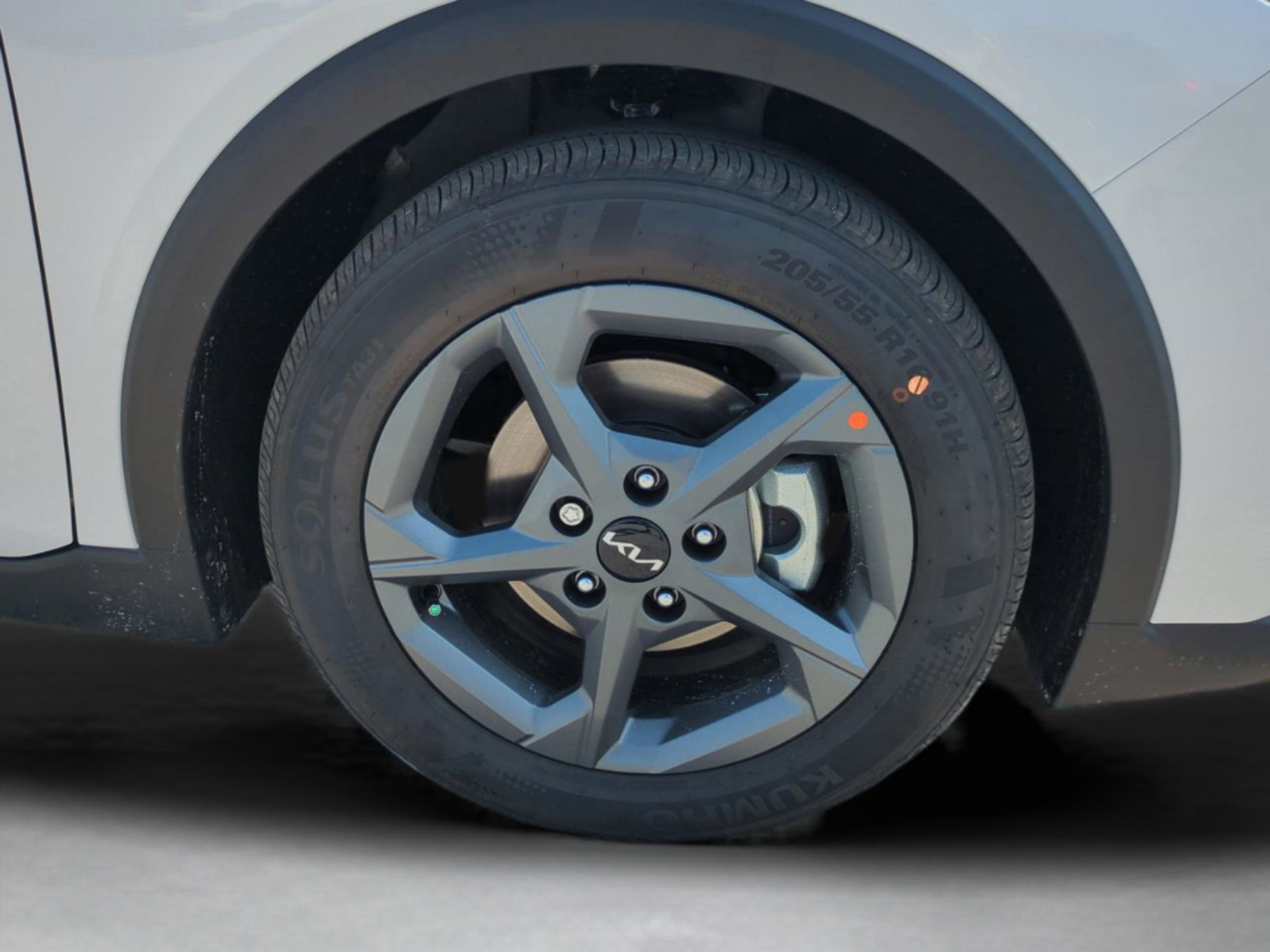 2025 Kia K4 LXS photo 27