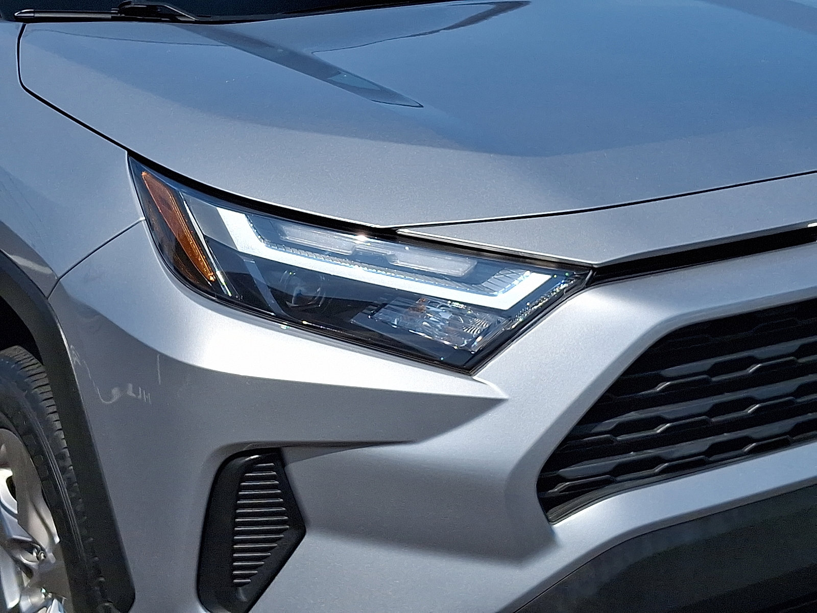 2022 Toyota RAV4 XLE photo 2