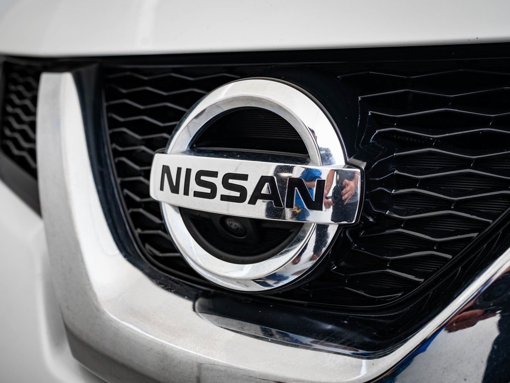 2016 Nissan Rogue SV photo 2