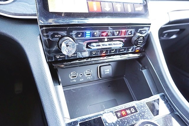 New 2023 Silver Zynith Exterior Paint Jeep Limited image 36